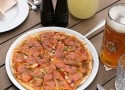Горячая пицца под свежесваренное пиво в ресторане «Карл и Фридрих» Горячая пицца под свежесваренное пиво в ресторане «Карл и Фридрих»